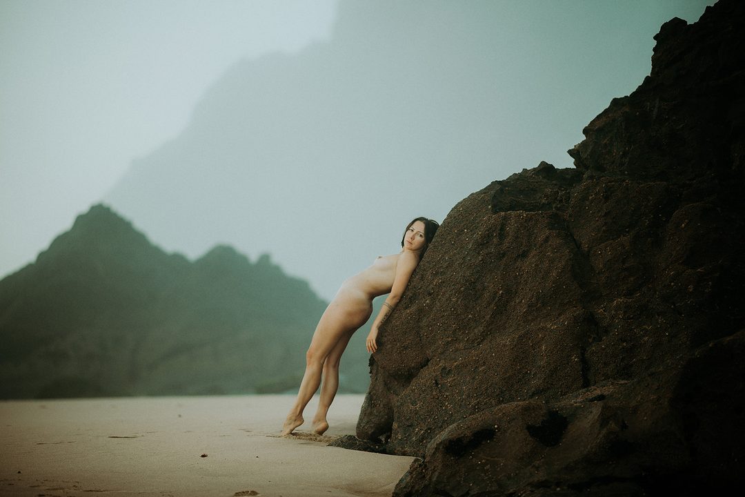 Veil of Mist: künstlerischer Akt der ukrainischen Modelin Alina Levyz in Portugal, 2025.