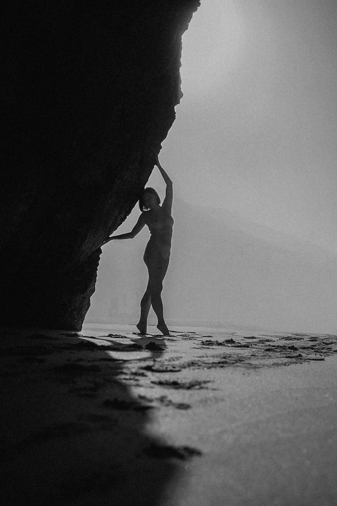 Veil of Mist: künstlerischer Akt der ukrainischen Modelin Alina Levyz in Portugal, 2025.
