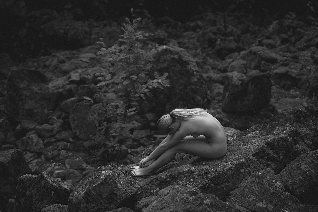 In the Stone Sea: anonymer künstlerischer Akt in der Natur, Slowakei, 2018.