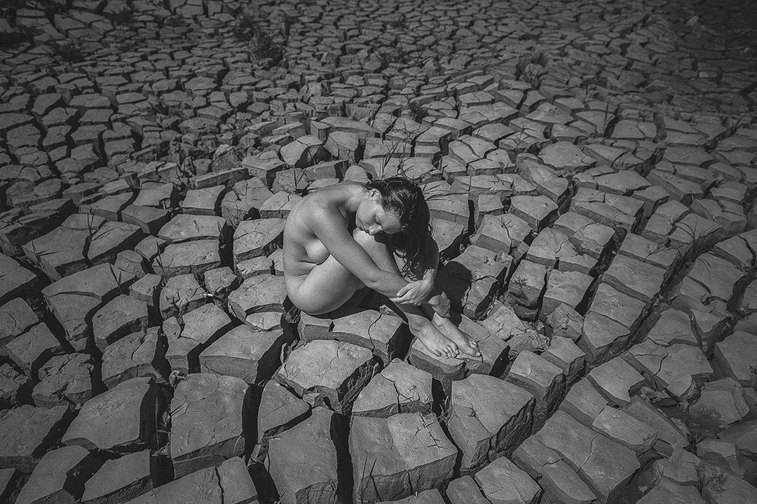 Arid: künstlerischer Akt mit Umweltbezug, slowakische Modelin Ivana Hevesiová in Österreich, 2019.