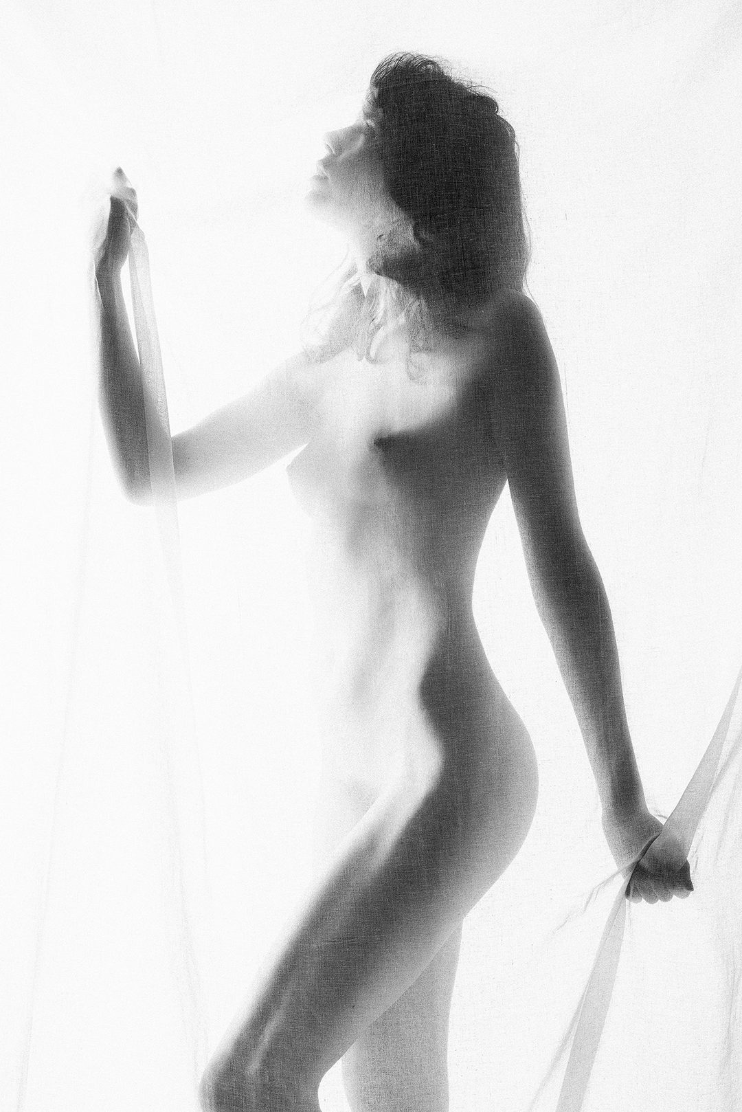 Behind the Curtain: Fotografie der französischen Modelin Marjorie in London, Vereinigtes Königreich.